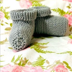 ⭐️⭐️Handmade gray baby booties!⭐️⭐️Size 0-6 months possibly longer they stretch!